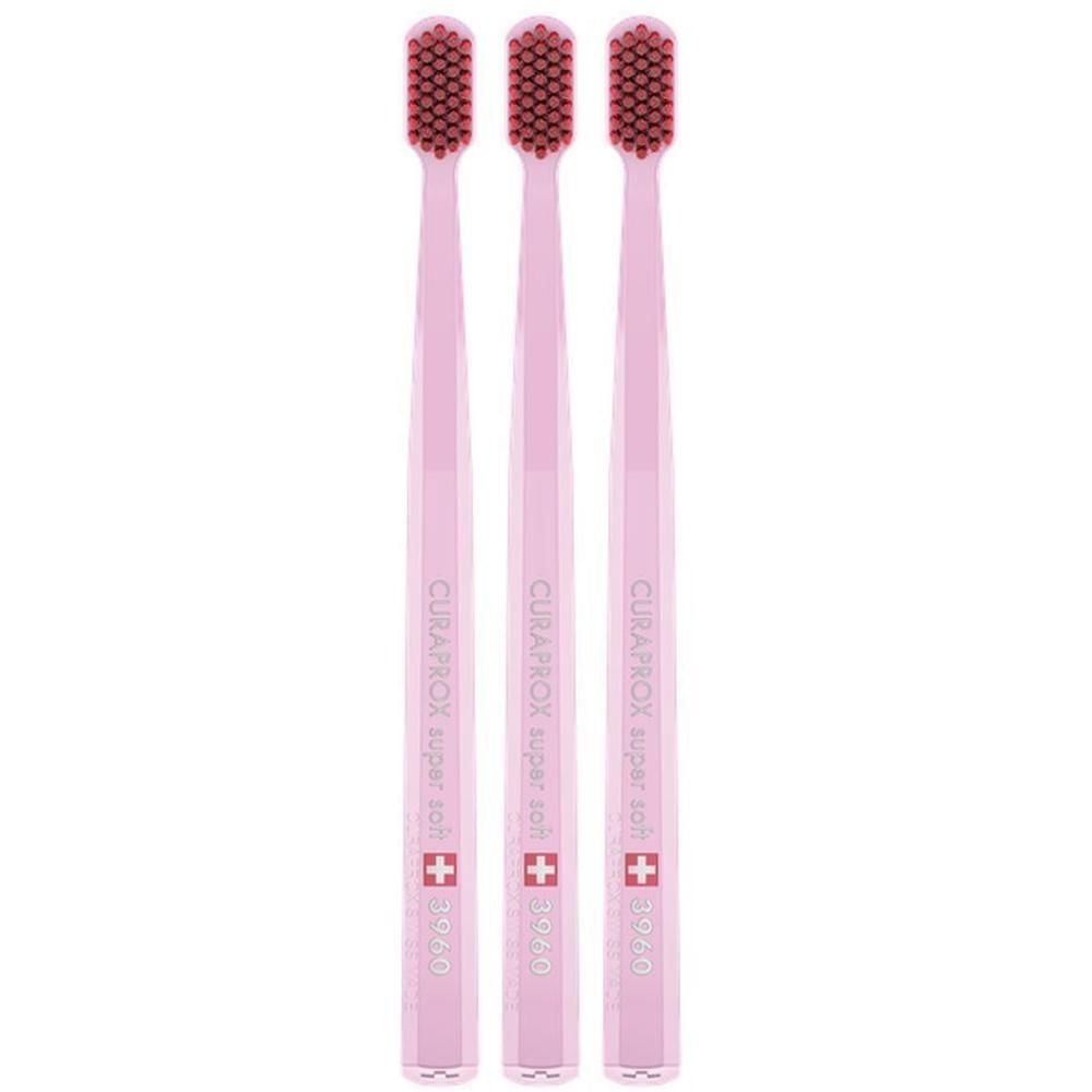 Trois brosses à dents roses à poils rouges. Les manches portent l'inscription 'CURAPROX super soft 3960'.