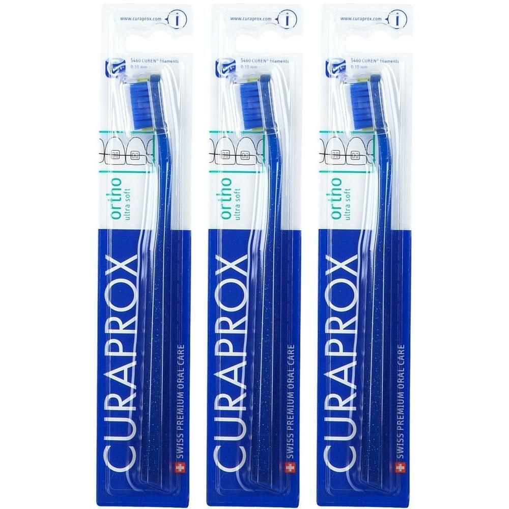 Trois brosses à dents Curaprox Ortho Ultra Soft sous blister. Manche bleu, poils blancs. Pour appareils dentaires.