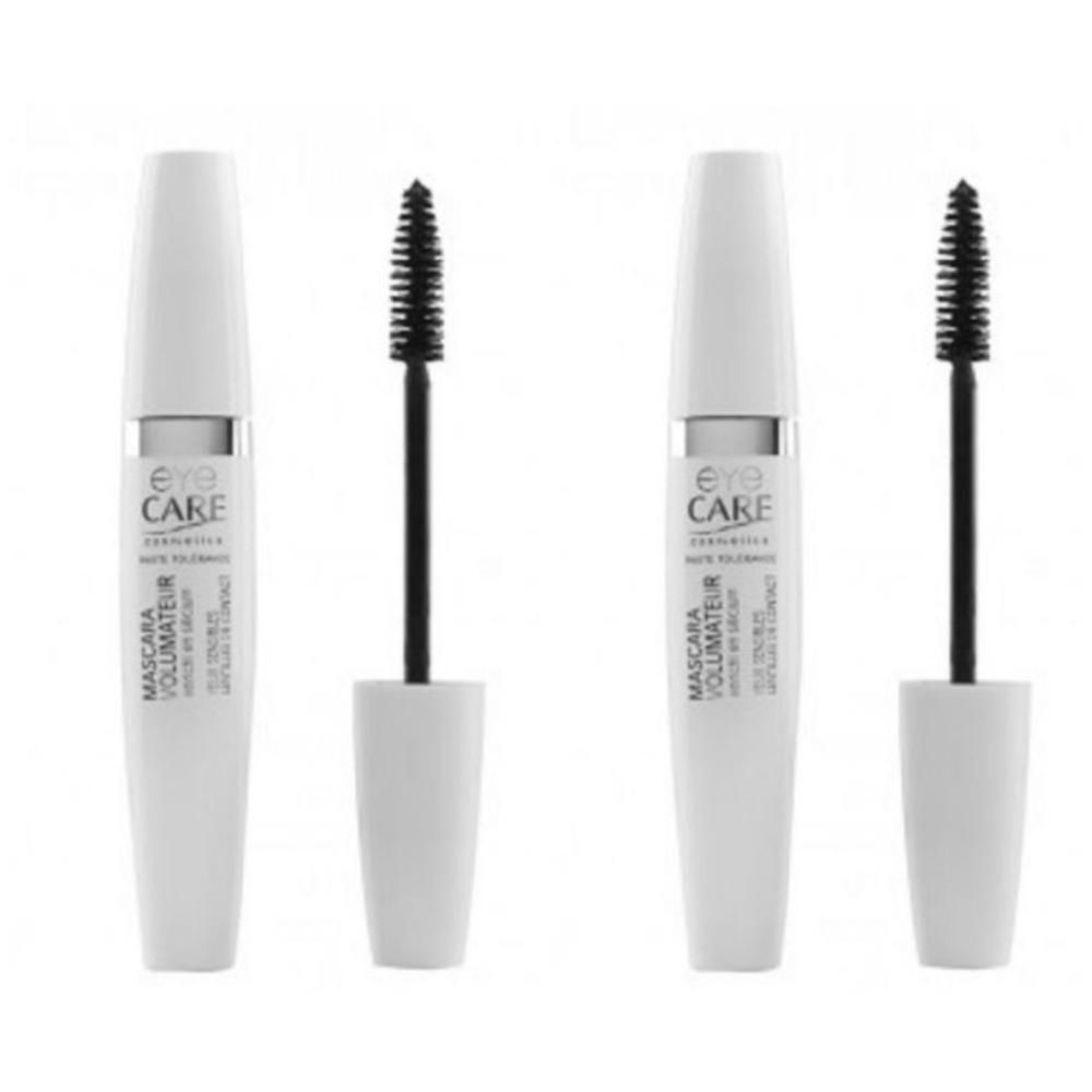 Deux applicateurs de mascara blancs avec brosses, inscription "Eye Care Mascara Volumateur".