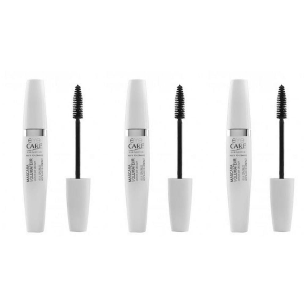 Drie witte mascara tubes met zilveren accenten en hun borsteltjes. "Eye Care Mascara Volumateur" is zichtbaar.