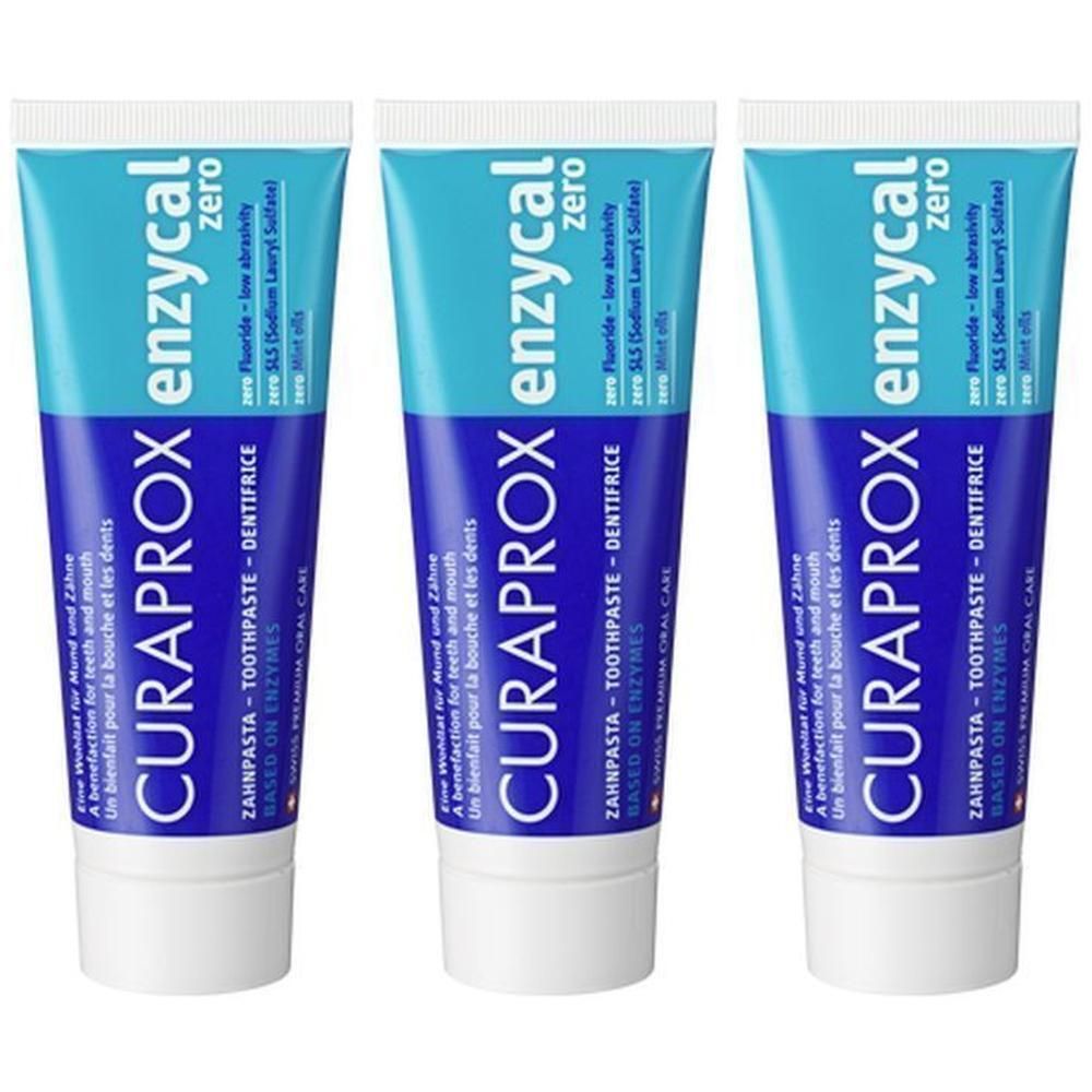 Trois tubes de dentifrice Curaprox Enzycal Zero, bleus et blancs.