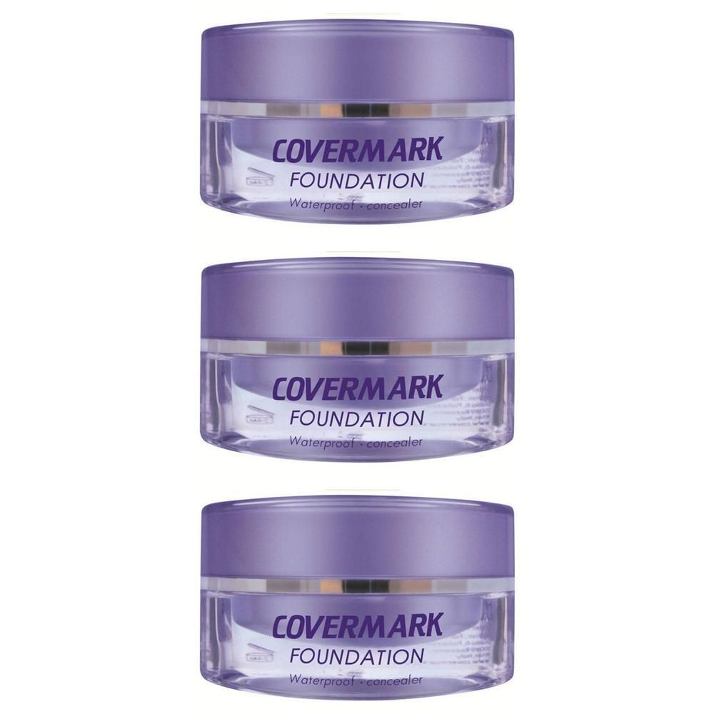 Trois pots de fond de teint Covermark avec couvercles violets. Récipient transparent avec bande argentée.