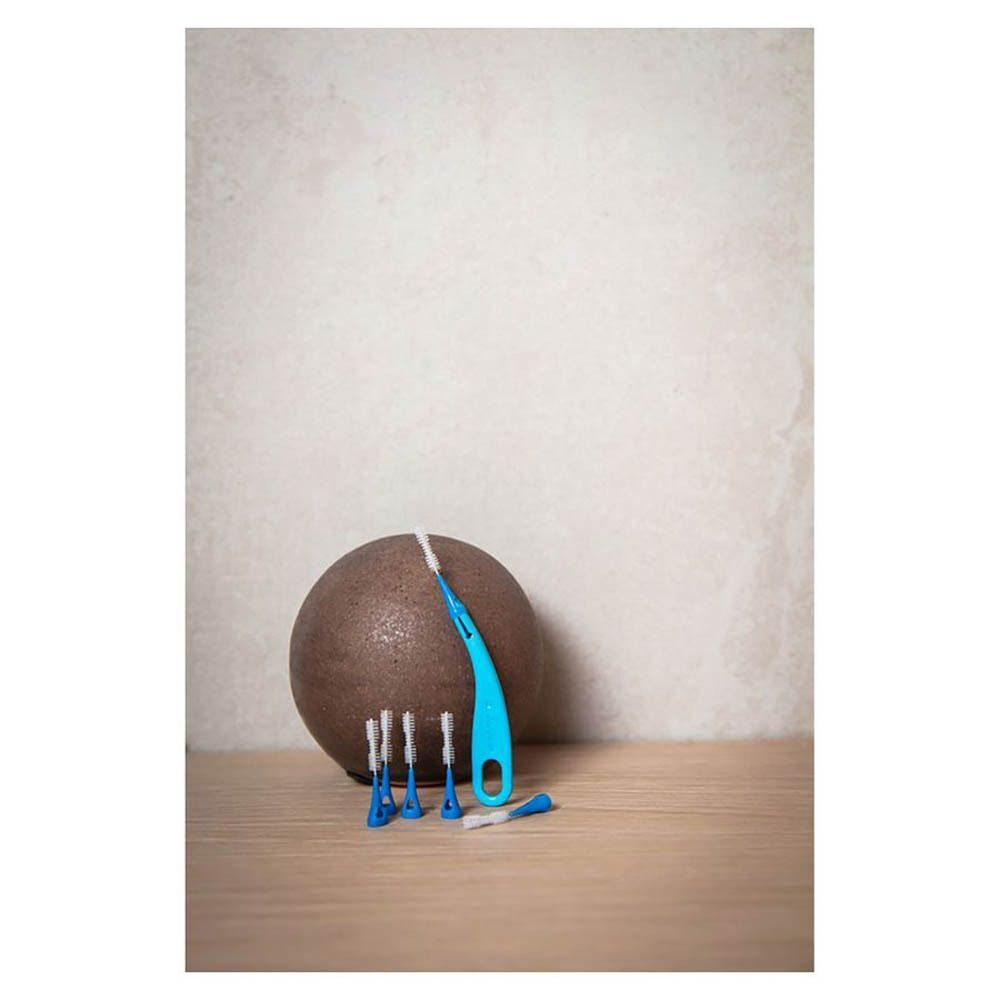 Brosse interdentaire Jordan Medium, 10 pièces sous blister. Brosse avec manche bleu et 9 têtes de rechange.