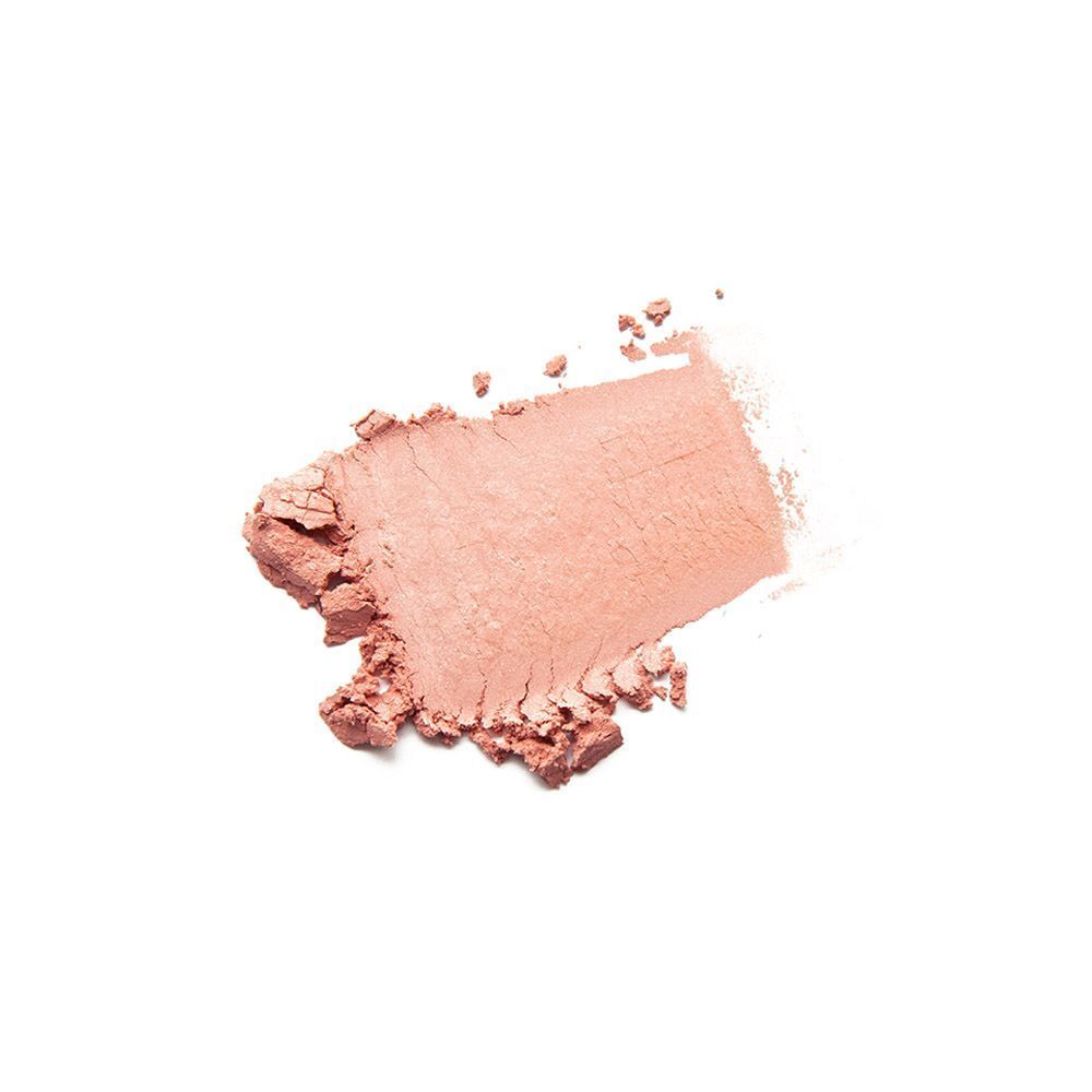 Swatch van roze minerale poeder blush op witte achtergrond.