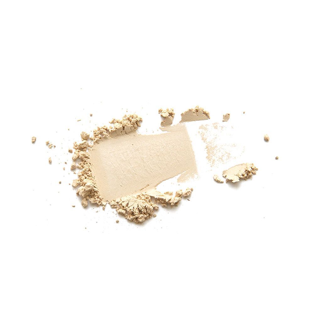 Un échantillon de poudre minérale Cent pur Cent Beige, dispersé sur fond blanc.