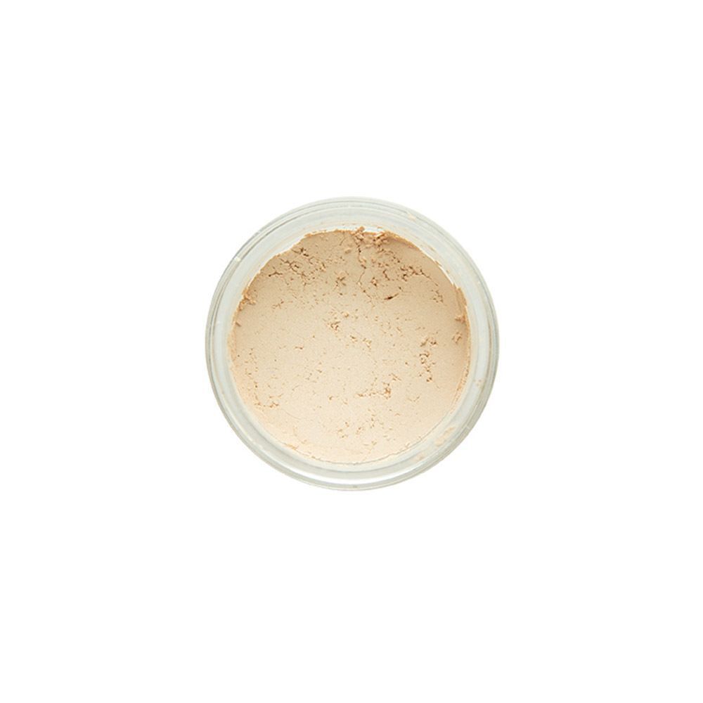 Bovenaanzicht van een open potje met beige mineraalpoeder.