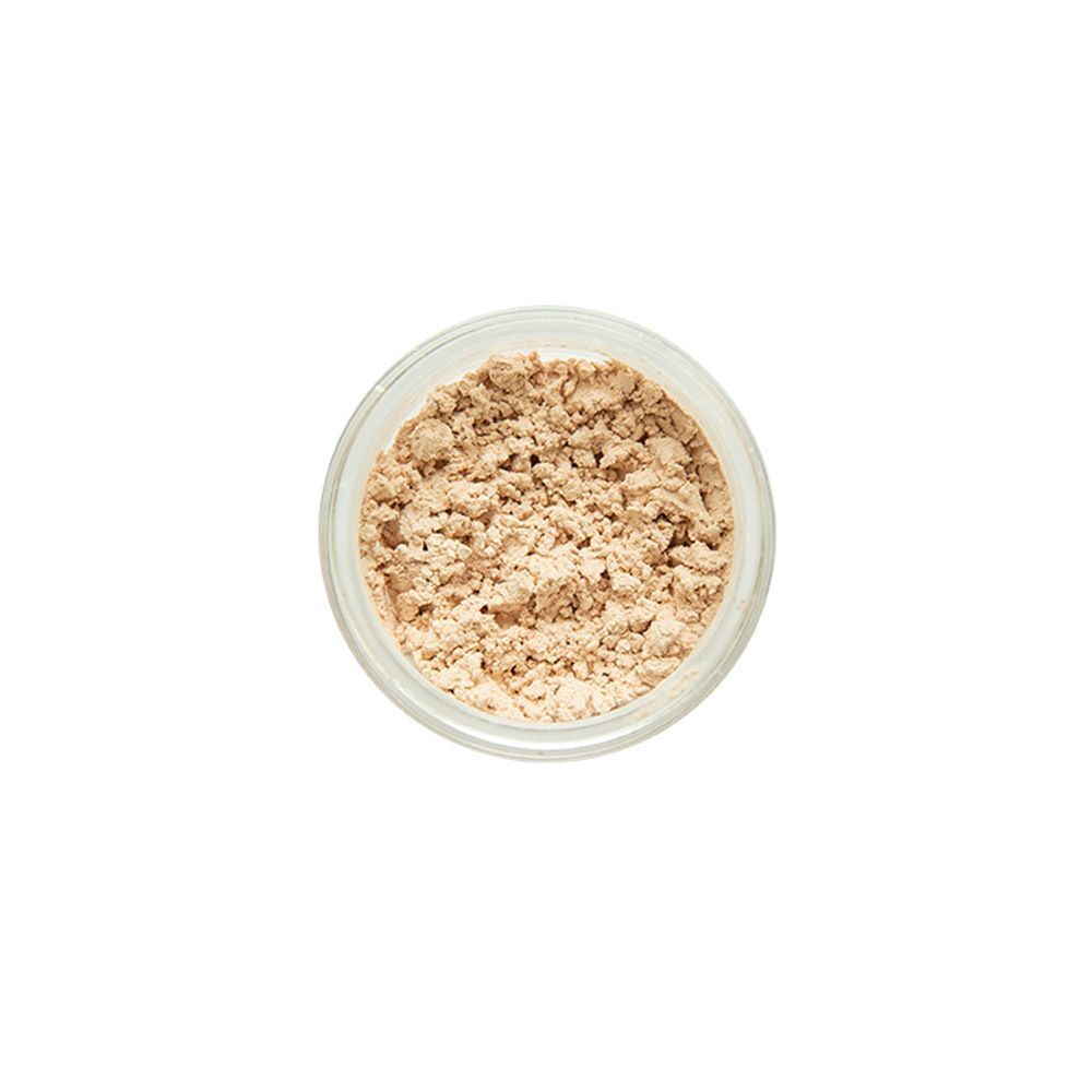Vue de dessus d'un pot ouvert contenant de la poudre minérale beige.