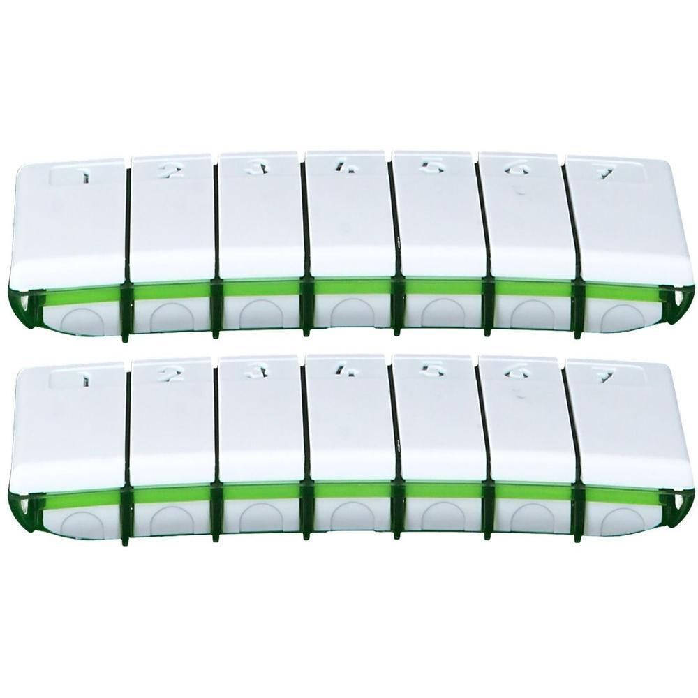 Twee witte pillendoosjes met groene accenten, elk met zeven vakjes.