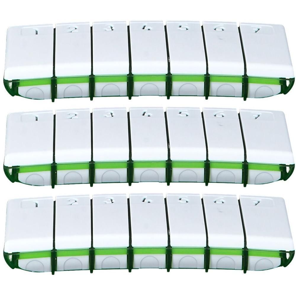 Drie rijen witte pillendoosjes met groene banden.