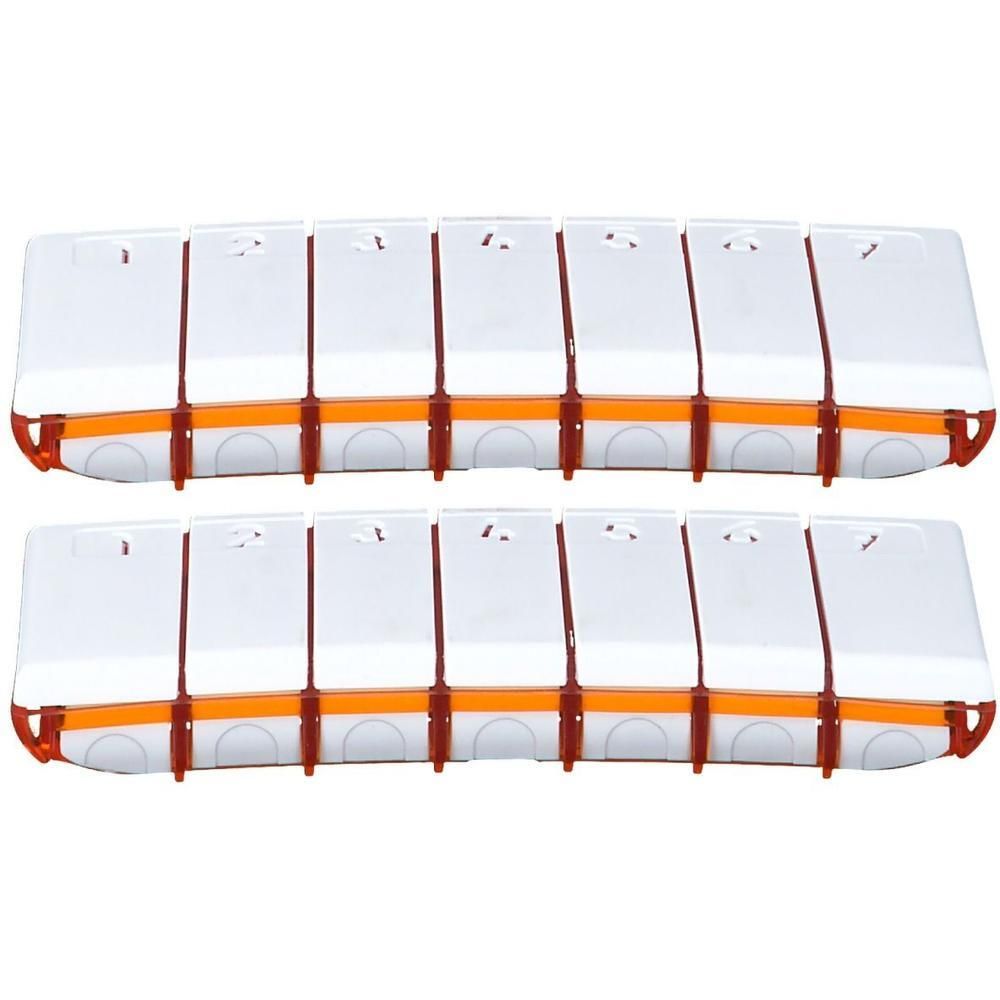 Twee witte pillendoosjes met oranje en rode accenten, elk met zeven vakjes.