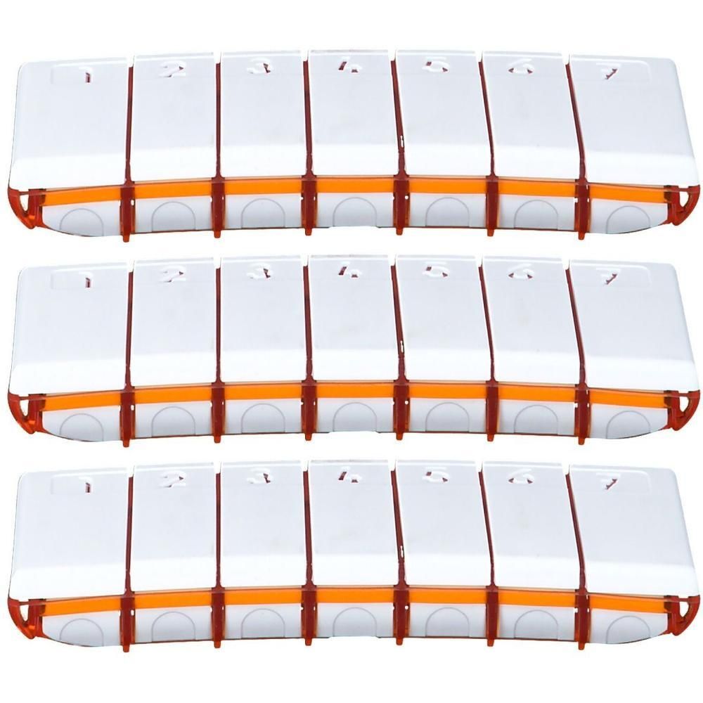 Trois piluliers blancs avec des accents orange et des fermetures rouges, disposés côte à côte.