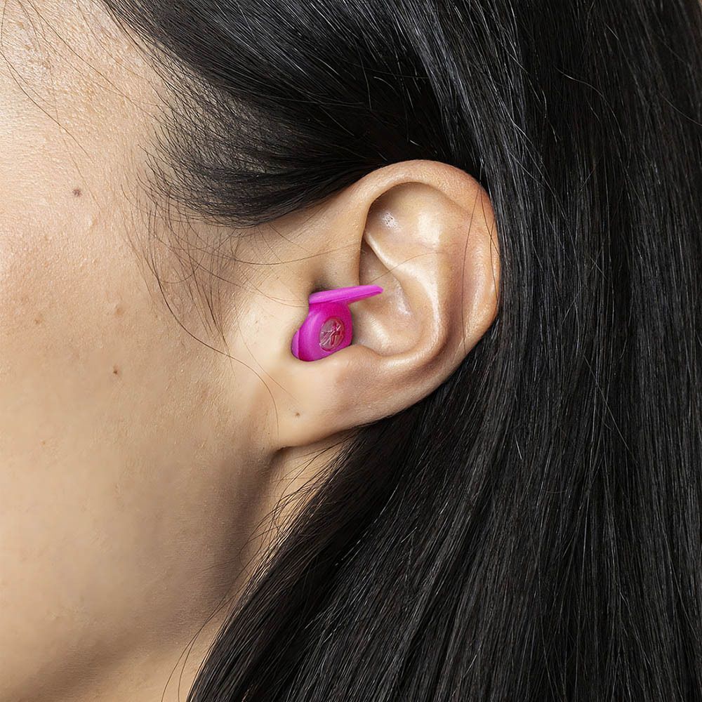 Un bouchon d'oreille Blox Music rose dans une oreille humaine.