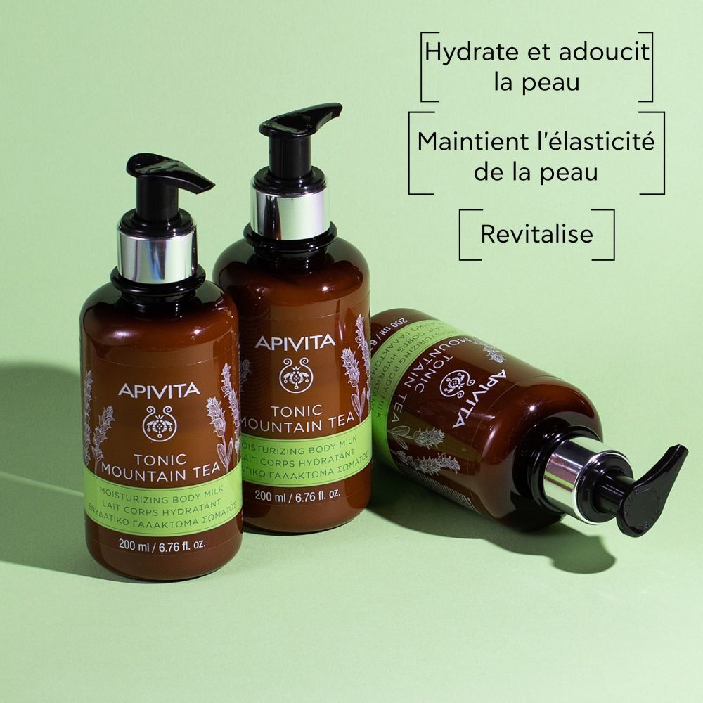 Trois flacons pompe de lait corporel, deux debout, un couché. Texte sur les soins de la peau.