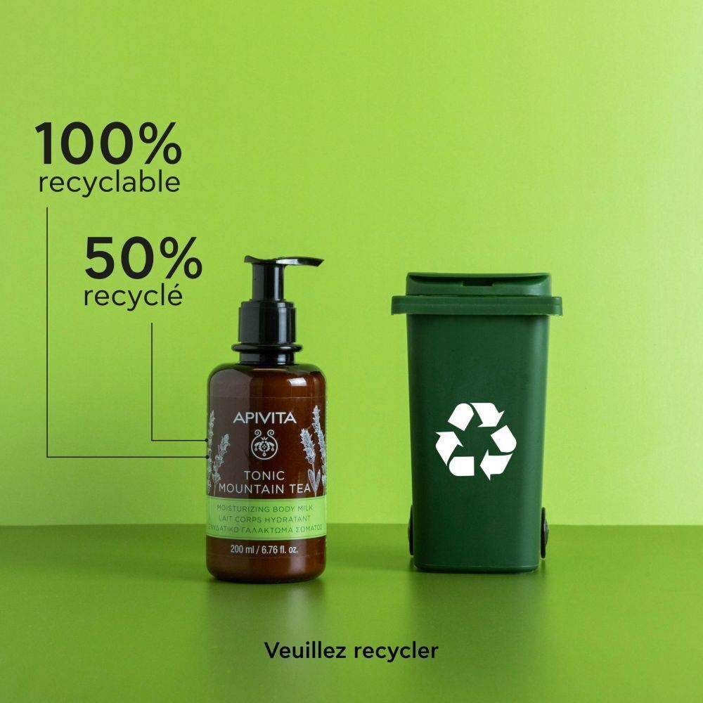 Flacon pompe de lait corporel à côté d'une poubelle verte avec symbole de recyclage.