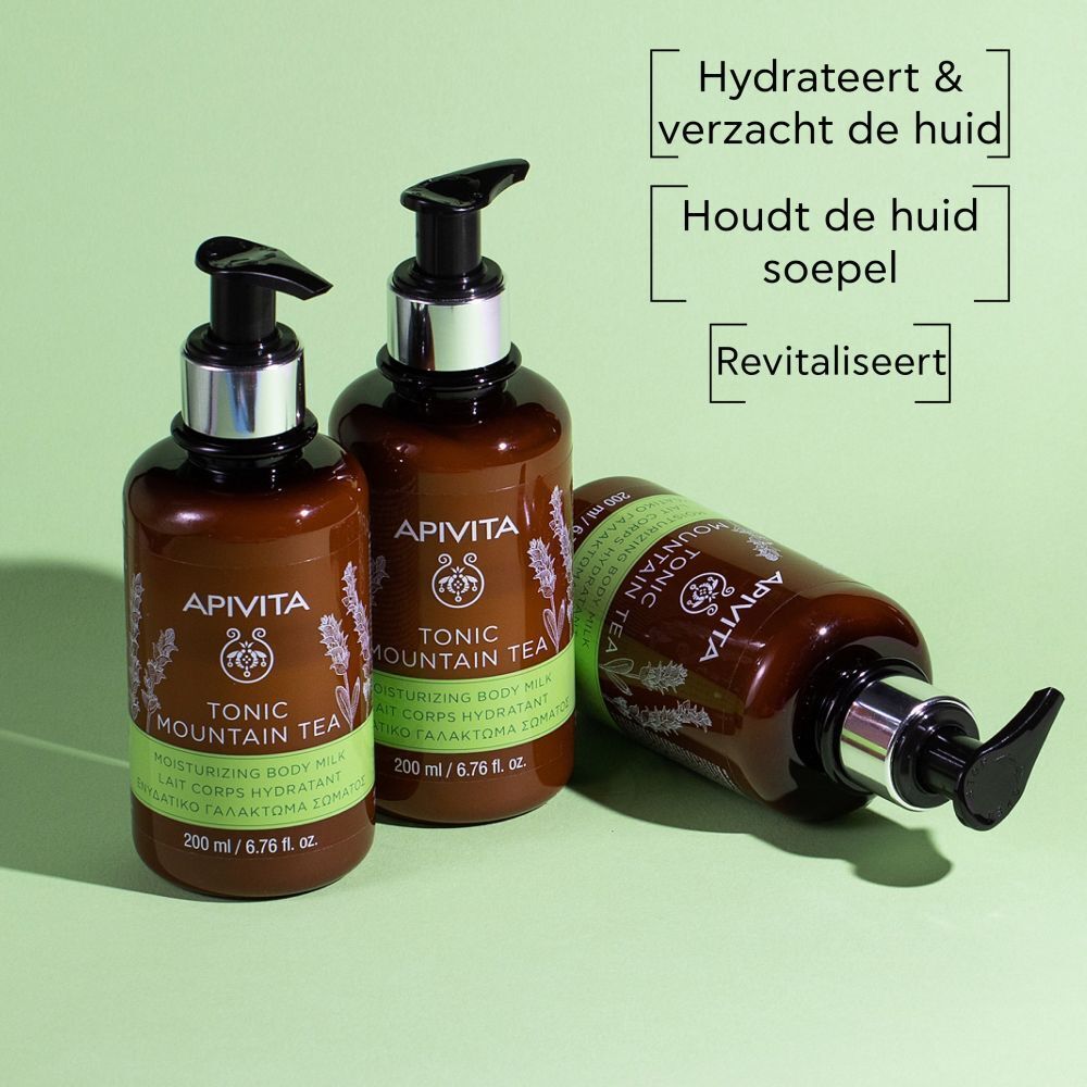 Twee rechtopstaande en één liggende fles Apivita Tonic Mountain Tea Body Milk.