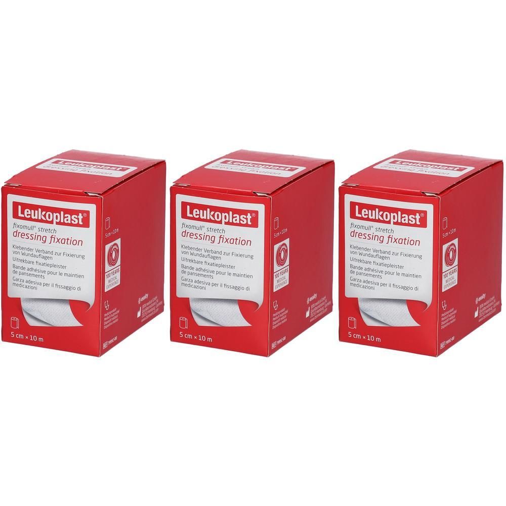 Drie rode dozen met witte bandage. Opschrift: Leukoplast Fixomull stretch dressing fixation. Afmeting: 5 cm x 10 m.