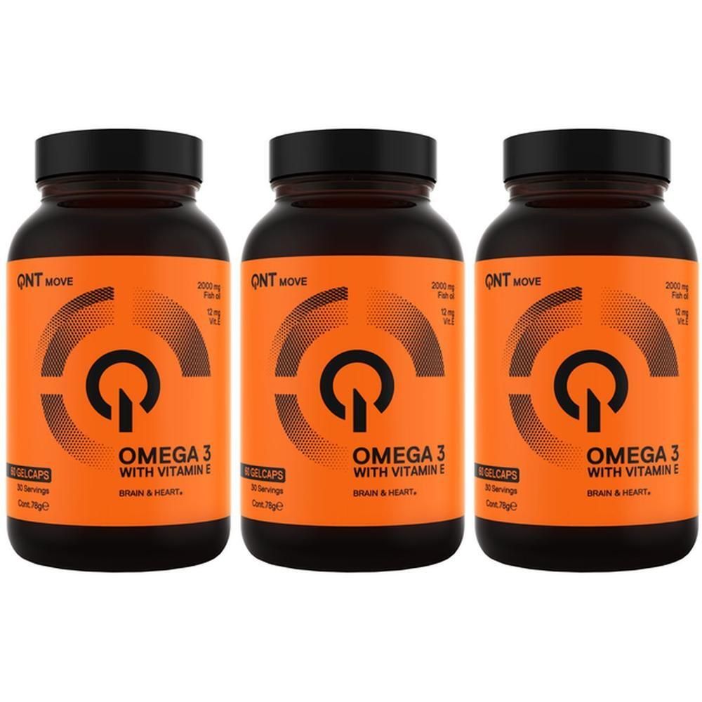 Trois flacons de QNT Omega 3 avec vitamine E, étiquettes orange avec bouchon noir.