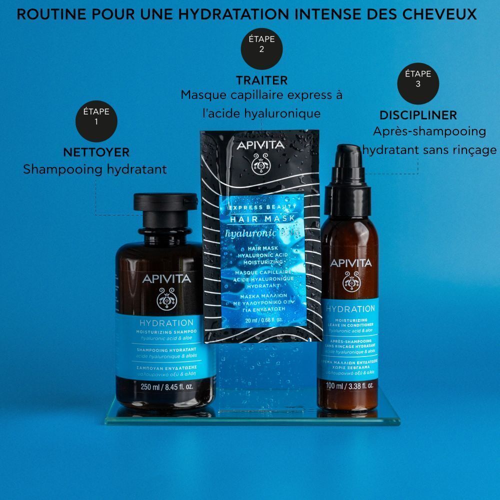 Masque capillaire Apivita Express Beauty à l'acide hyaluronique, 20ml, à côté d'un verre de sérum.