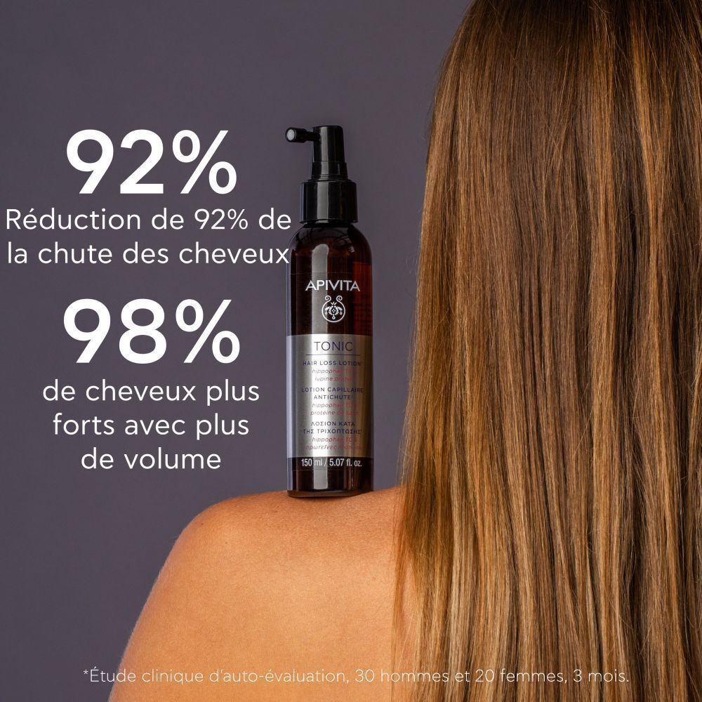Lotion Apivita Tonic sur l'épaule d'une femme.
