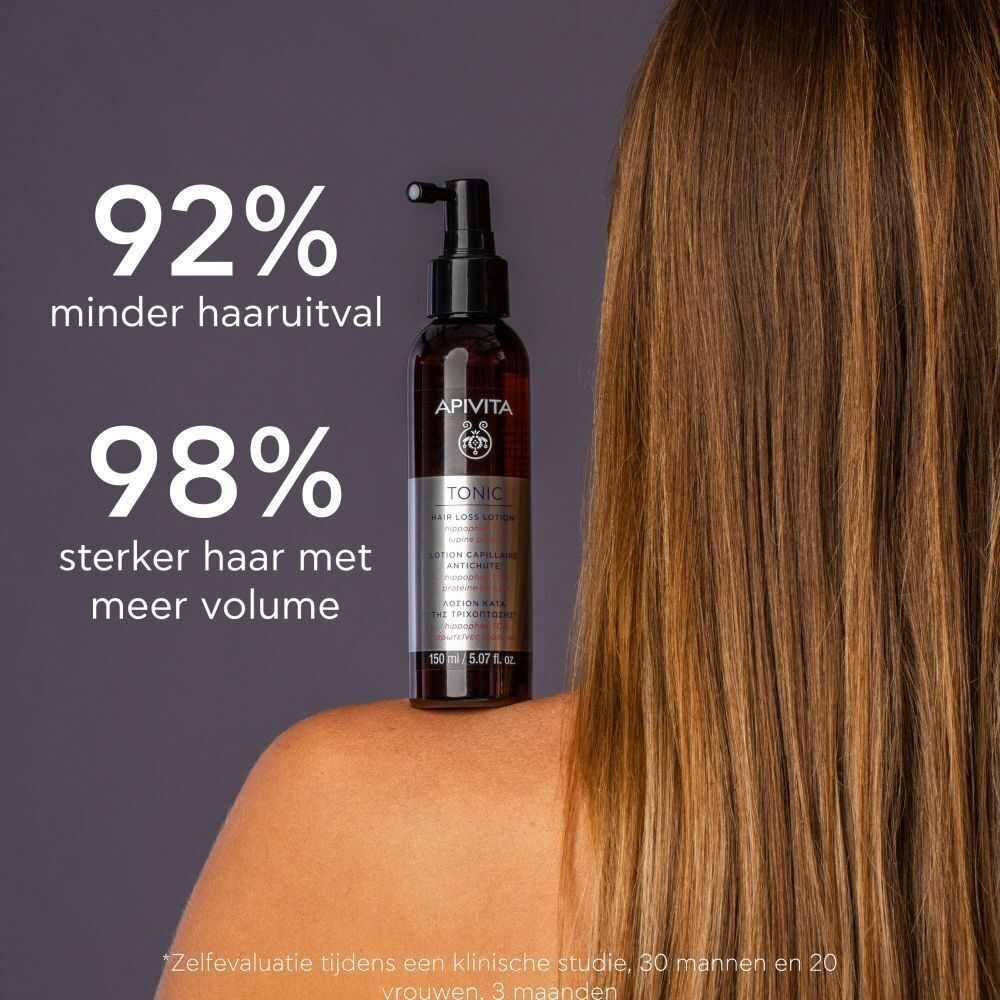 Apivita Tonic lotion op de schouder van een vrouw.