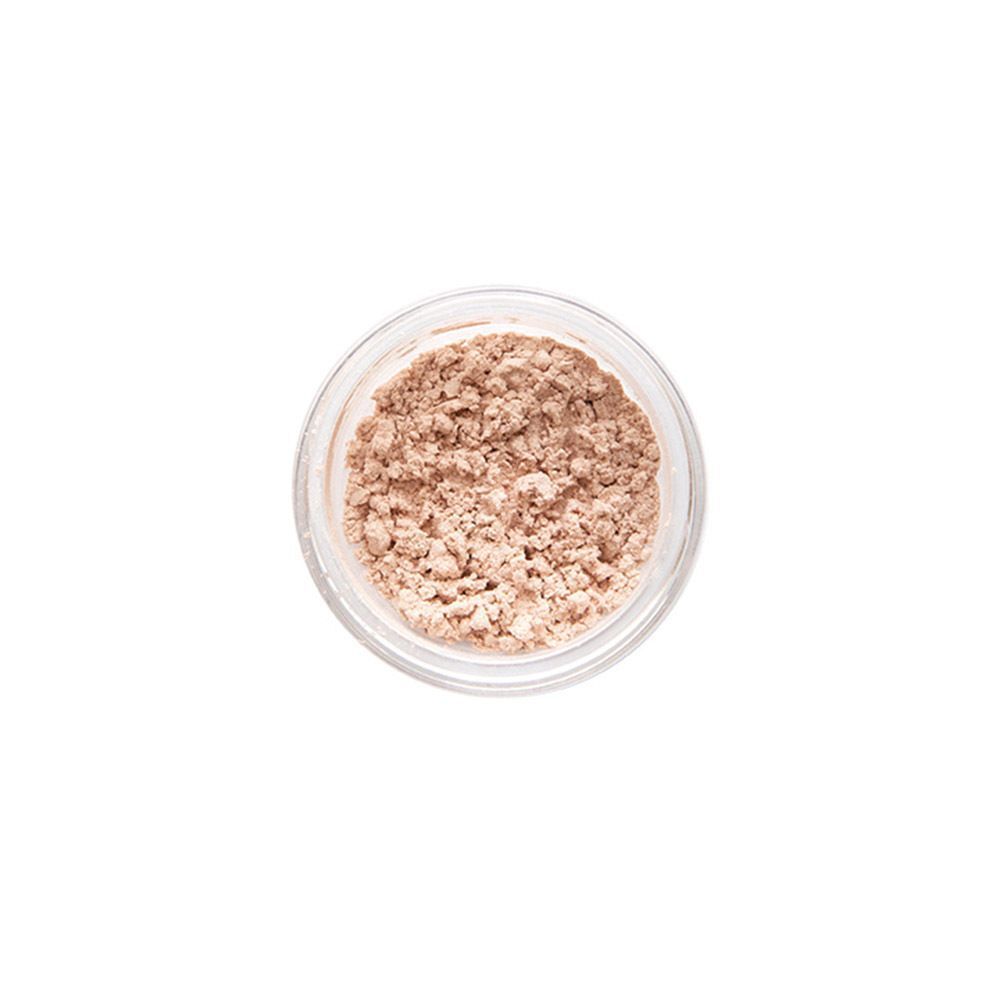 Un pot ouvert de poudre minérale rosée, vu de dessus.