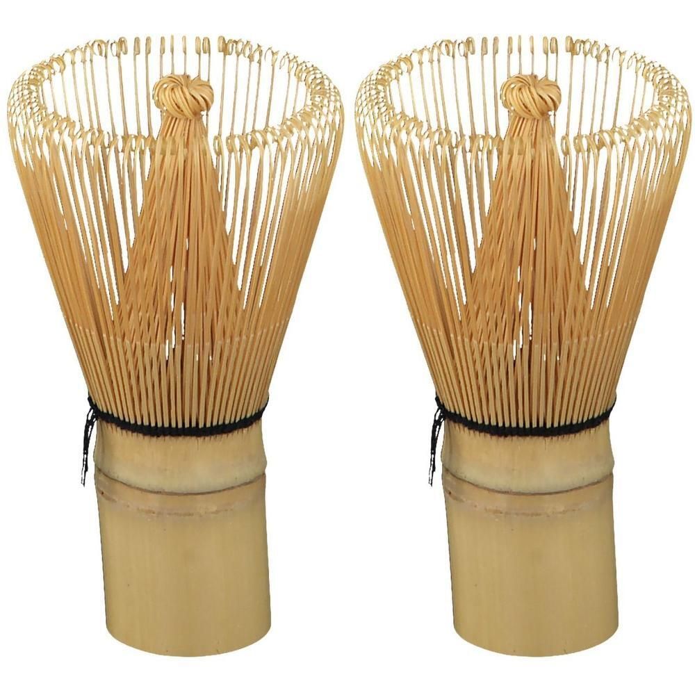 Twee bamboe matcha kloppers met gebundeld handvat en zwart lint.