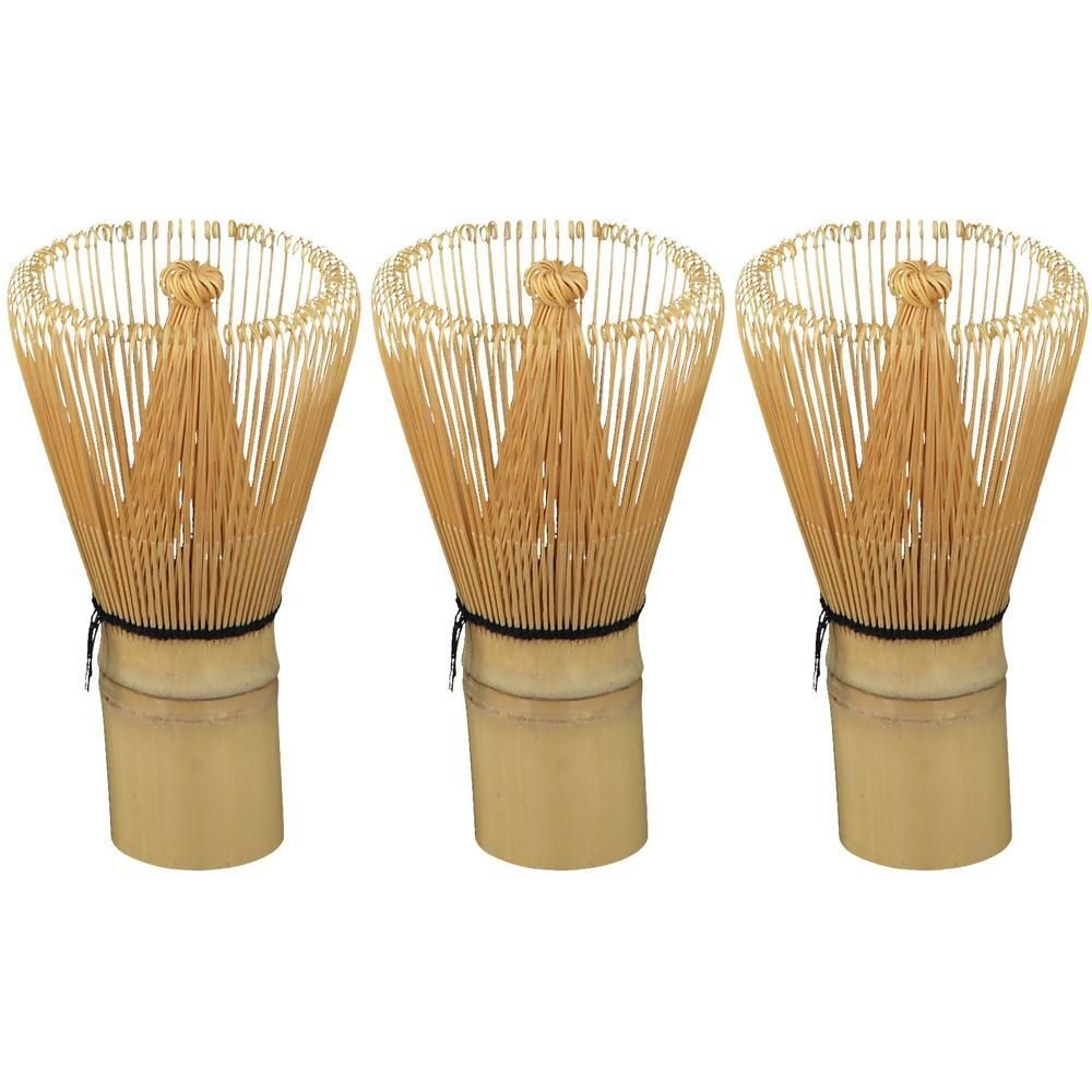 Trois fouets en bambou pour matcha avec une poignée liée.