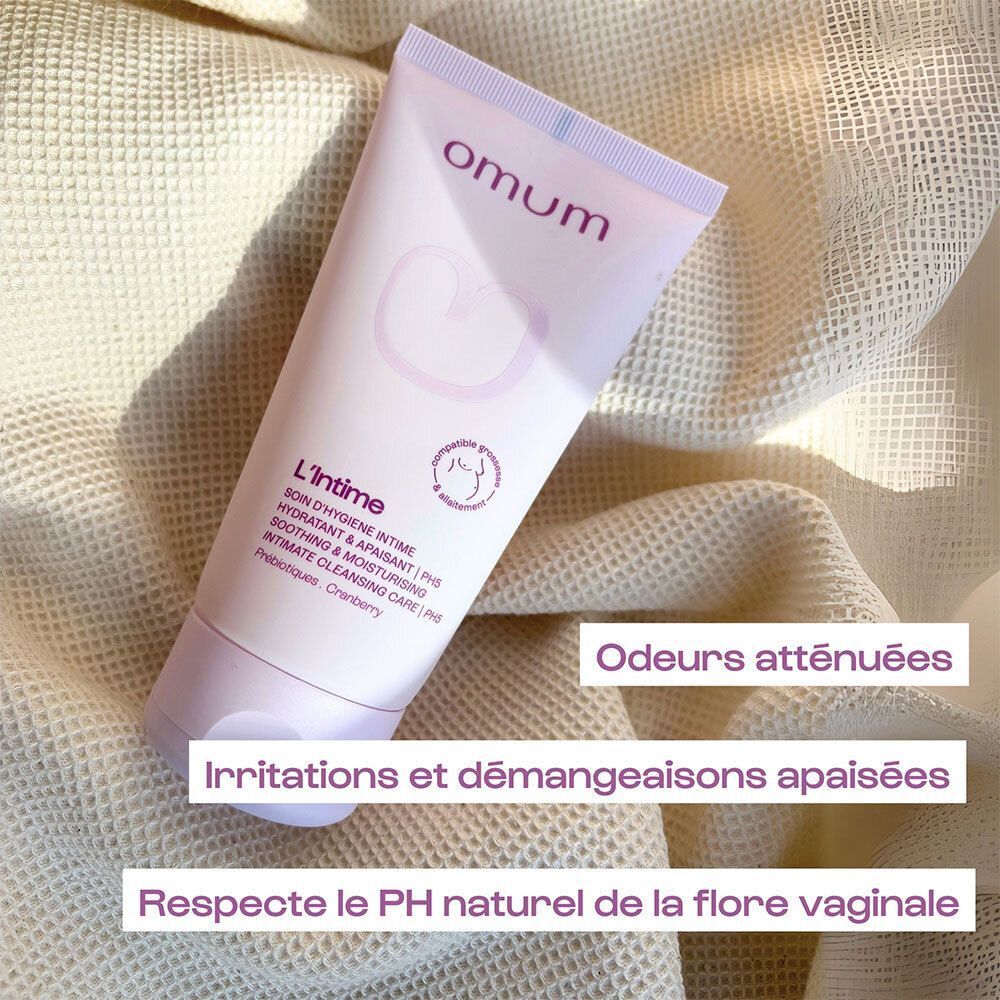Un tube de soin intime Omum L'Intime sur un tissu, avec texte sur ses effets apaisants.