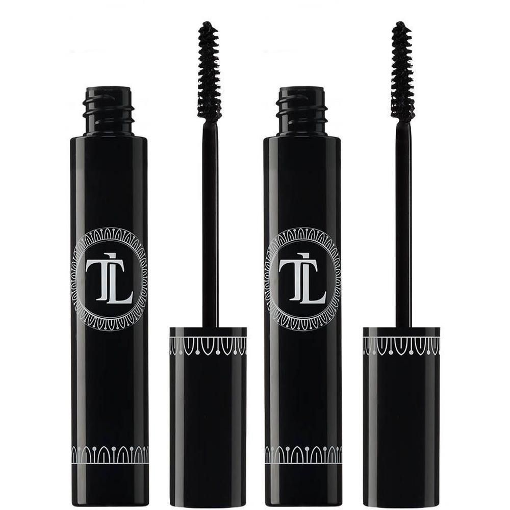 Twee zwarte mascaraflacons met hun applicators. Beide flacons hebben een wit logo.