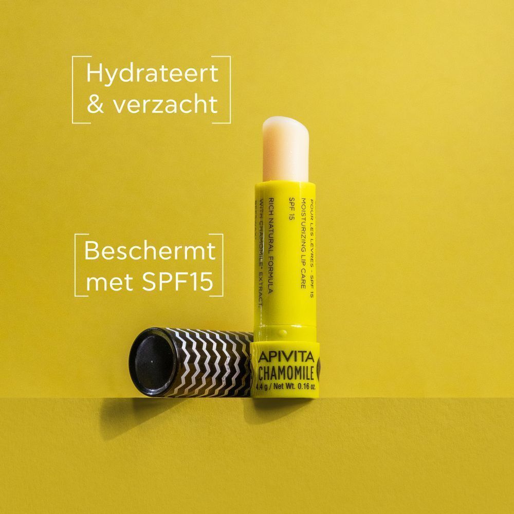 Een geopende lippenbalsem met SPF15 en dop eraf. Gele verpakking met zigzagpatroon. Hydrateert en beschermt.