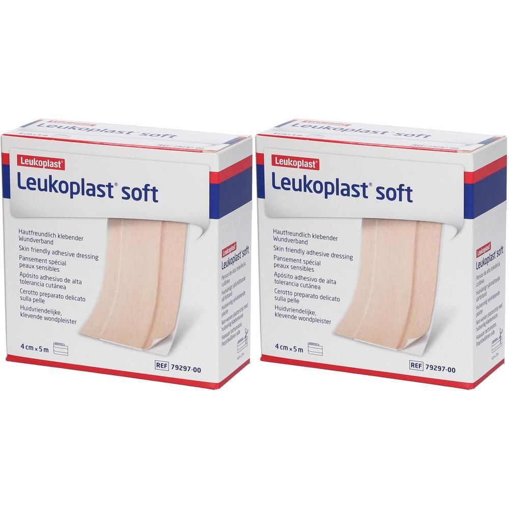 Twee verpakkingen Leukoplast soft wondverband. Opschrift: 4 cm x 5 m. Verpakking met productnaam en beschrijving in meerdere talen.