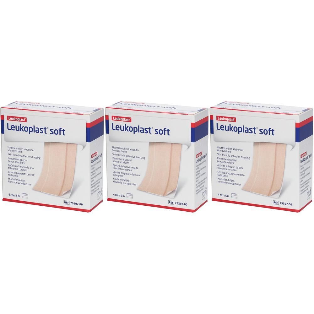 Drie verpakkingen Leukoplast soft. Op elke verpakking staan de merknaam en productaanduiding. De verpakkingen tonen een beige wondverband.