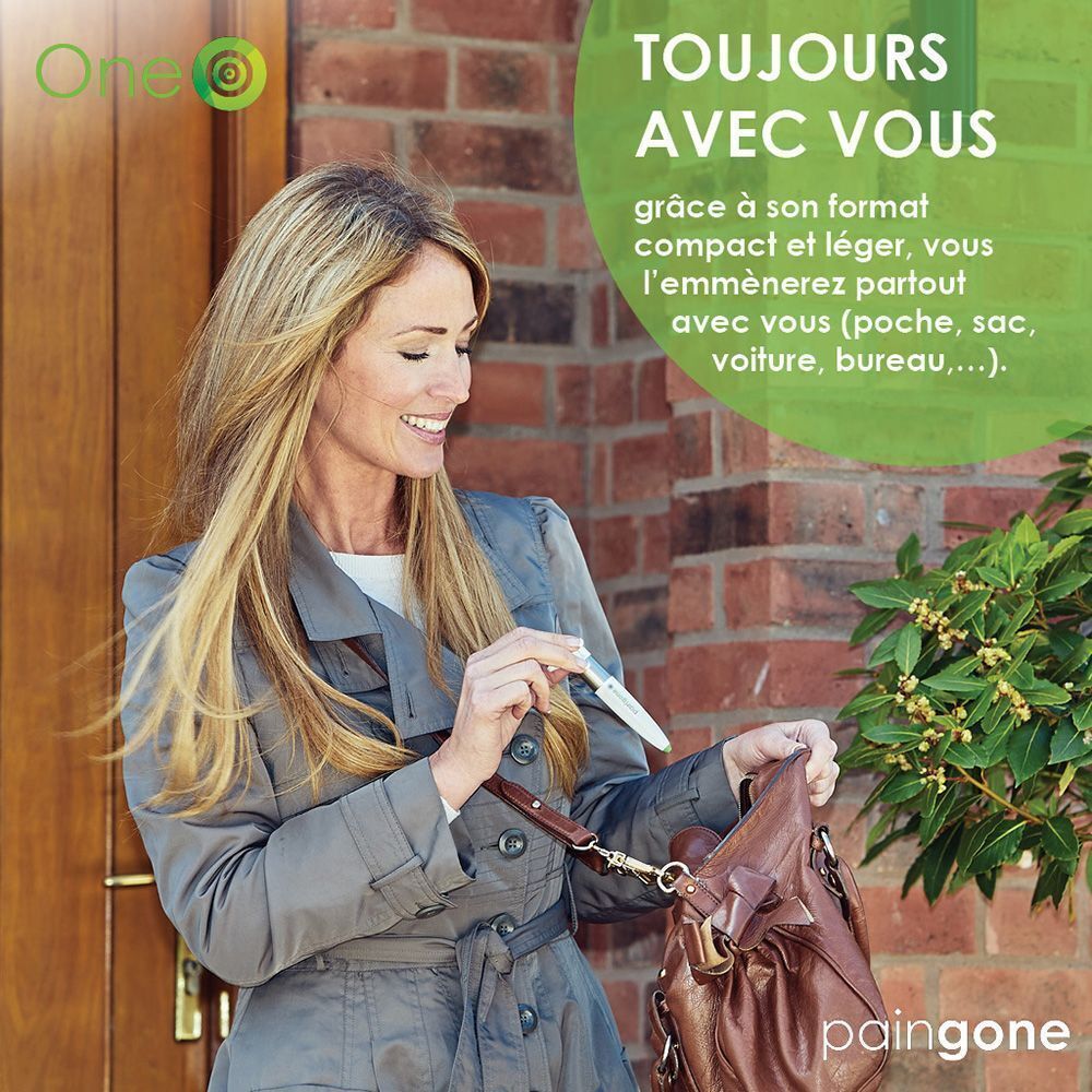 Femme rangeant le stylo TENS Paingone One dans un sac à main.