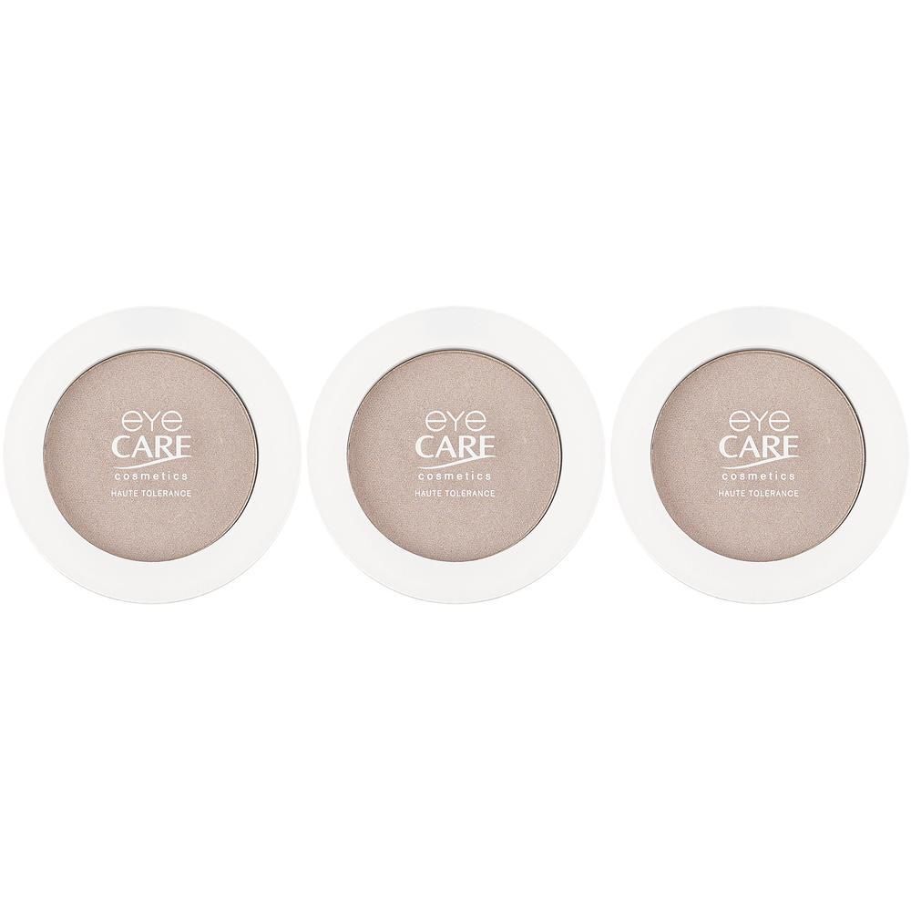 Trois pots ronds blancs contenant du fard à paupières de couleur neutre. Chaque pot affiche le logo 'eye CARE cosmetics'.