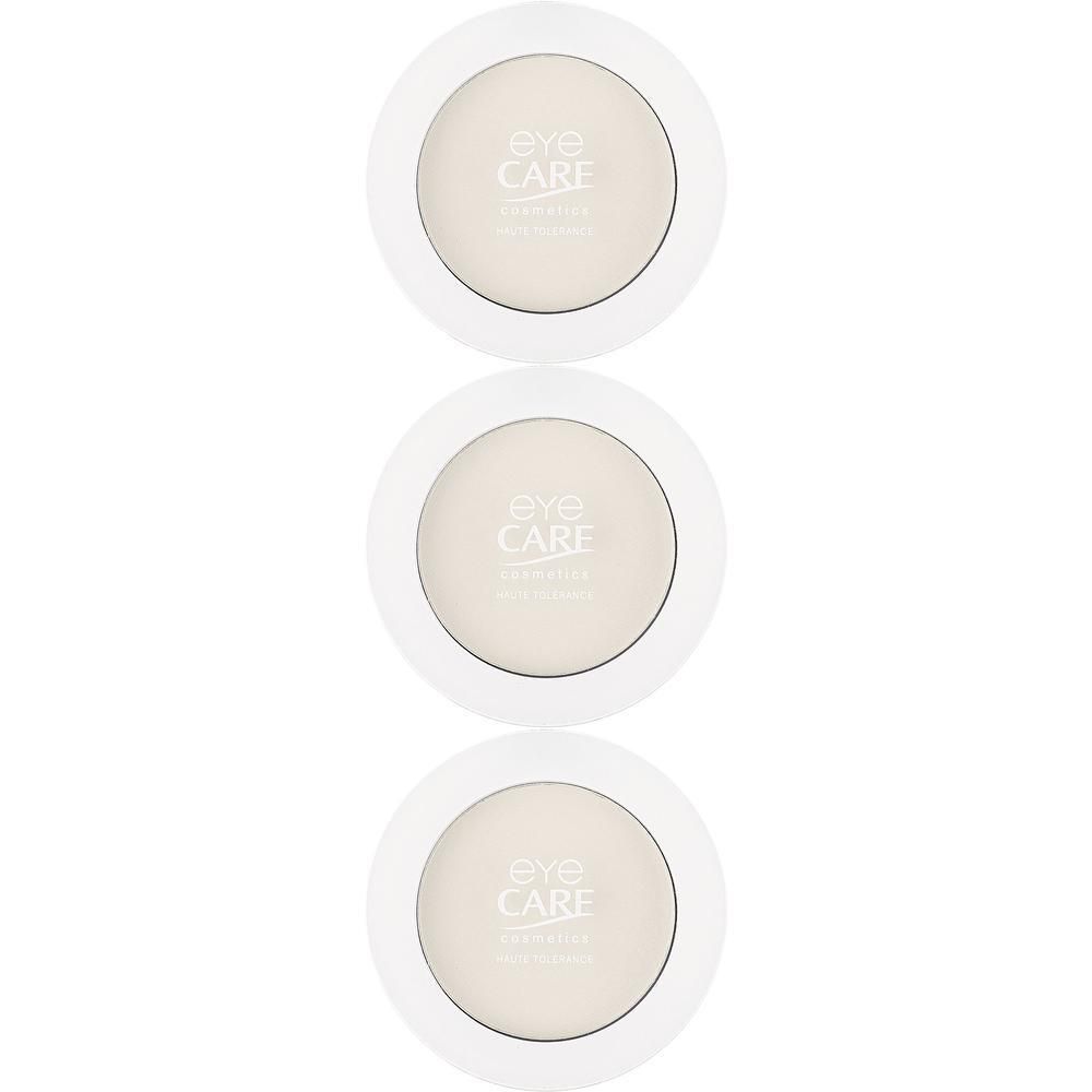 Trois boîtiers ronds de fard à paupières couleur ivoire. Chaque boîte a un couvercle blanc et présente le logo 'eye CARE'.
