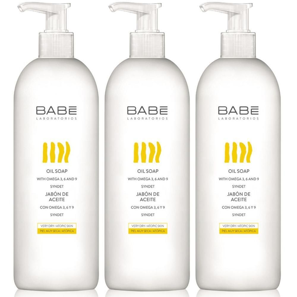 Trois flacons pompe blancs de BABÉ Huile-Savon, enrichis en Oméga 3, 6 et 9.