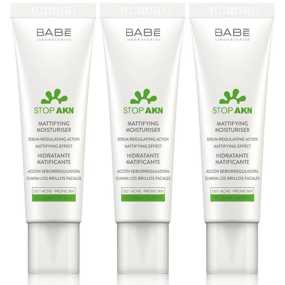 Drie witte tubes BABÉ STOP AKN Mattifying Moisturiser met groene tekst en logo.
