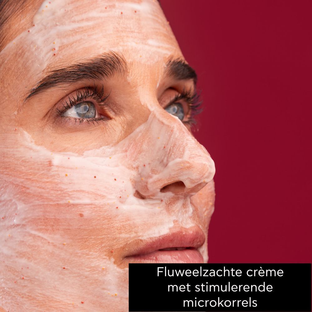 Vrouw met Apivita Express Beauty Gezichtsmasker Druif, fluweelzachte crème met microkorrels.