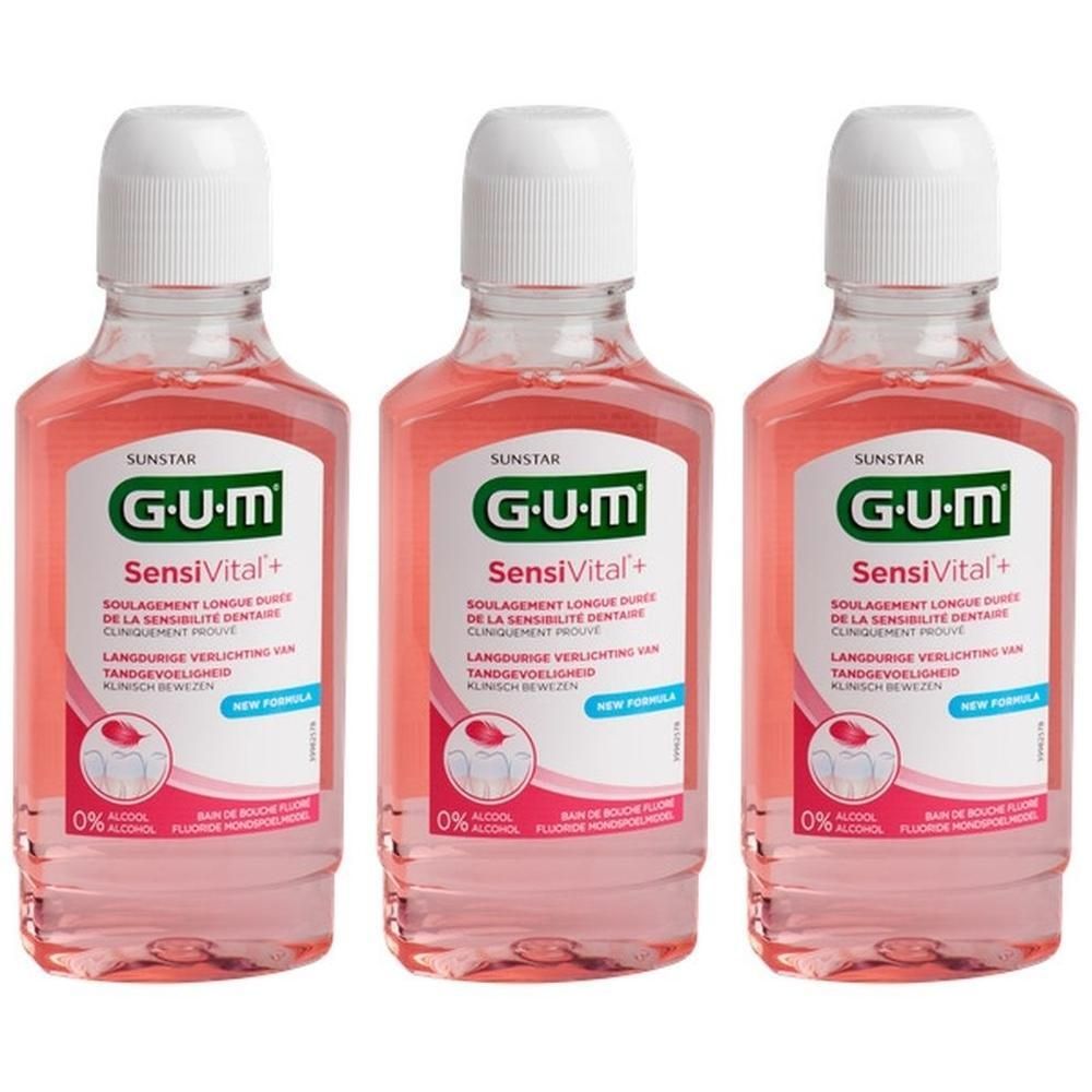 Trois bouteilles de bain de bouche GUM SensiVital+ rose. Liquide clair avec bouchon blanc.