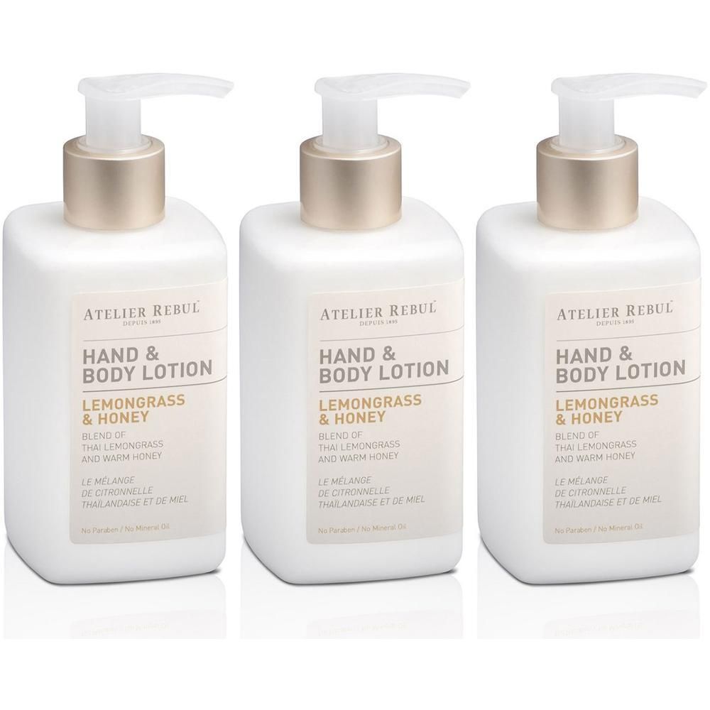 Trois flacons pompe blancs de lotion pour les mains et le corps avec étiquette.
