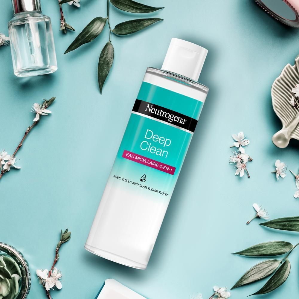 Une bouteille d'Eau Micellaire 3-en-1 Neutrogena Deep Clean, entourée de décorations.