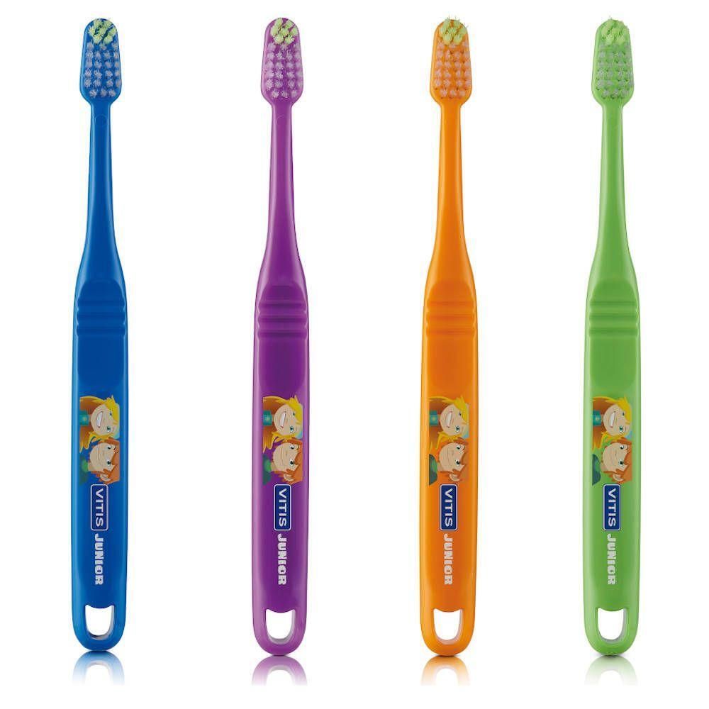 Quatre brosses à dents pour enfants bleues, violettes, oranges et vertes avec des manches et des poils colorés.