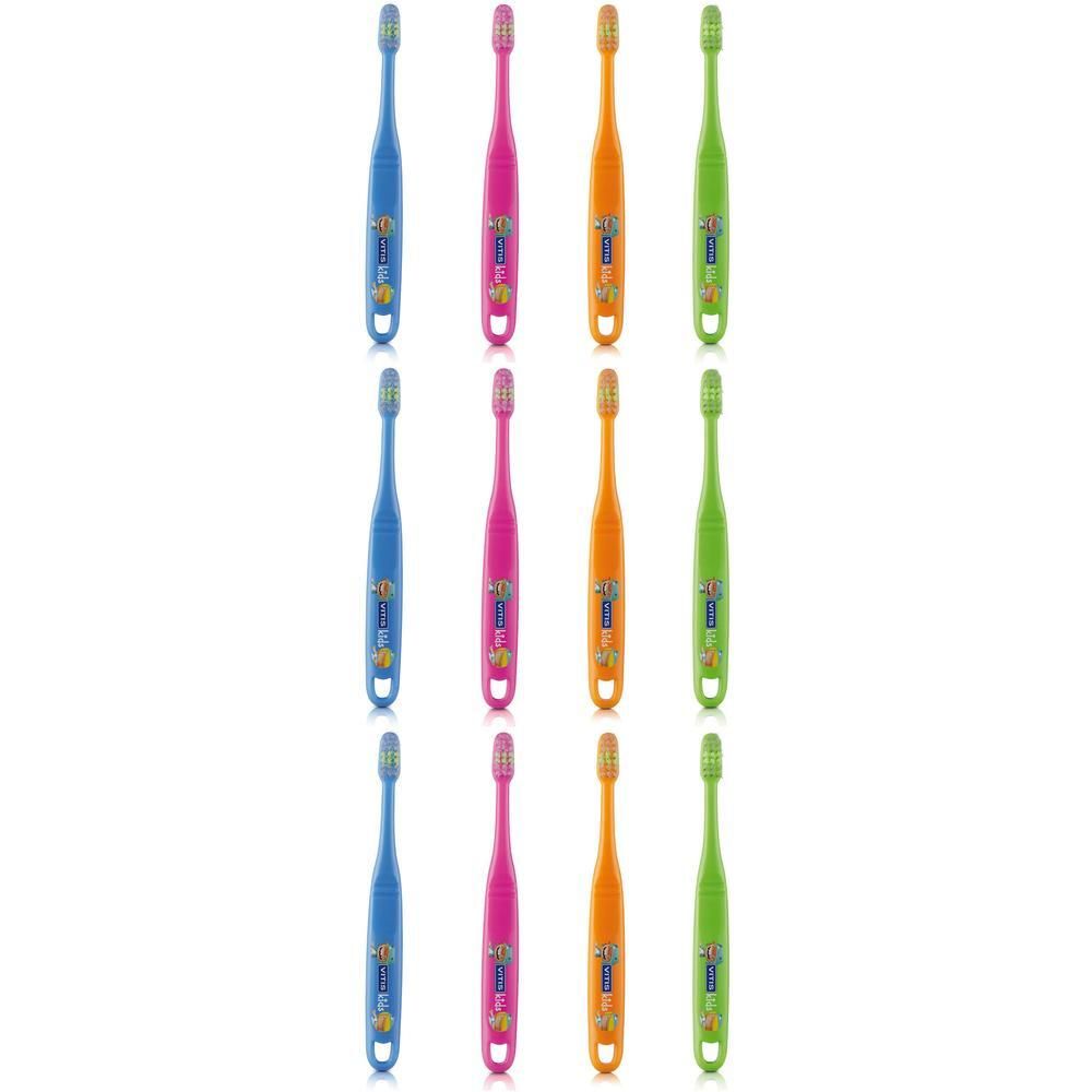 Douze brosses à dents pour enfants en quatre couleurs : bleu, rose, orange et vert. Chaque brosse a un manche avec un trou de suspension et une petite image.