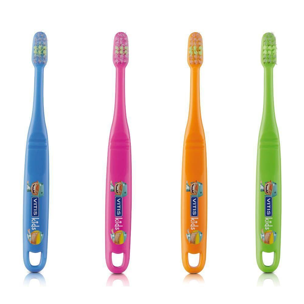 Quatre brosses à dents pour enfants bleues, roses, oranges et vertes avec des motifs d'animaux colorés et l'inscription "VITIS kids".
