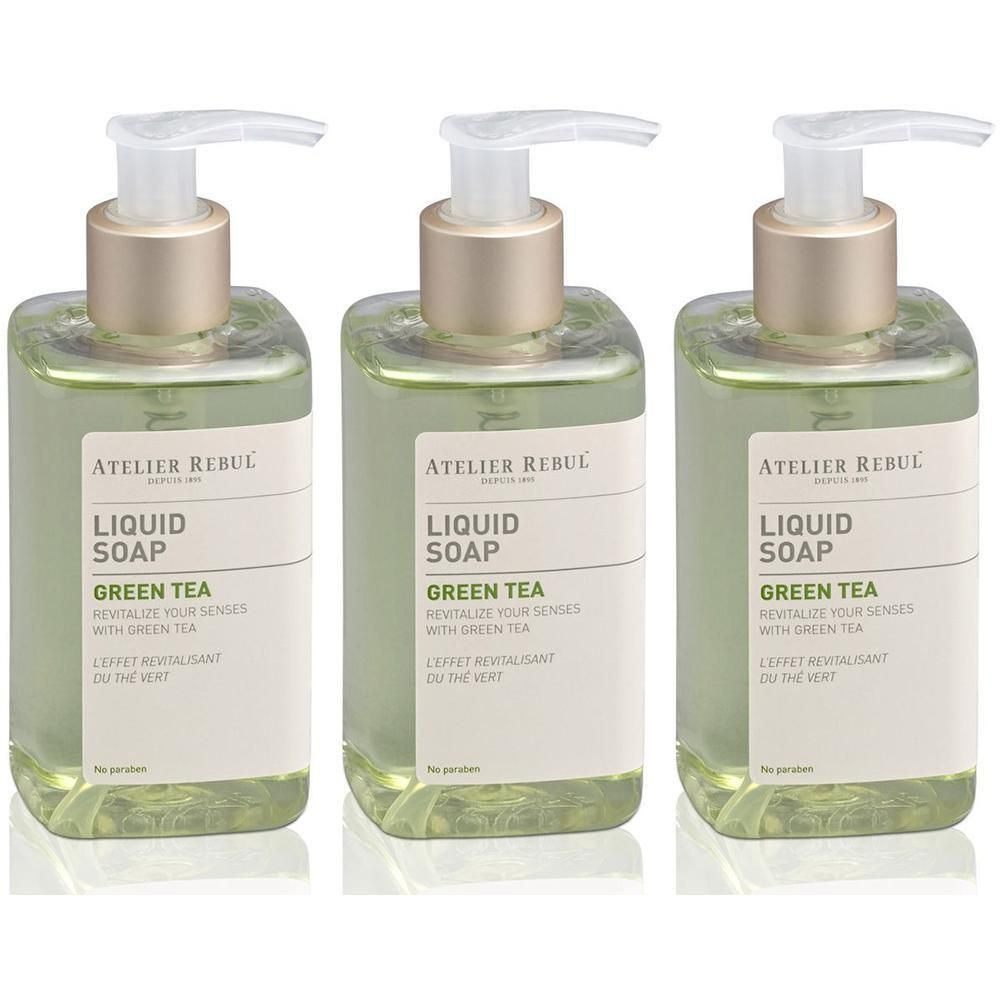 Trois bouteilles de savon liquide Atelier Rebul Thé Vert avec distributeurs à pompe.