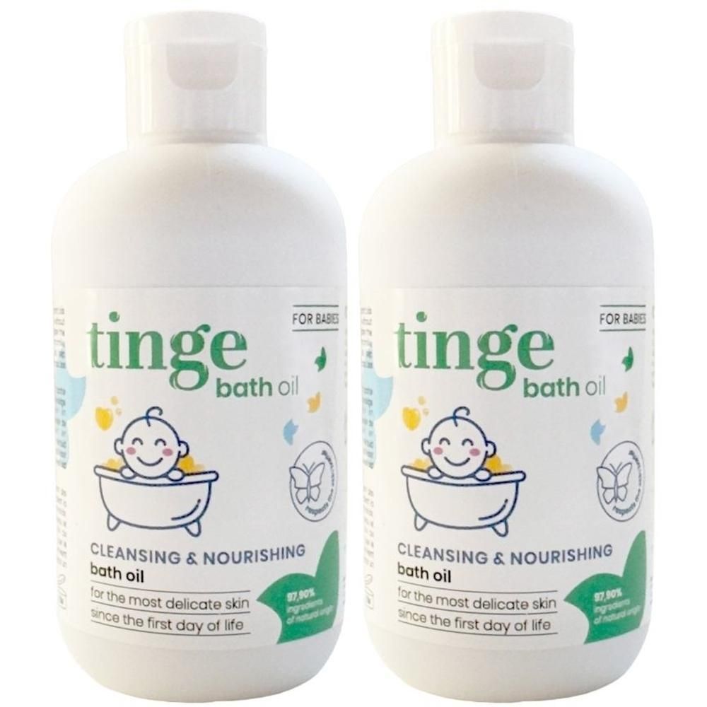Twee witte flessen Tinge baby badolie met gekleurde spetters op het etiket.