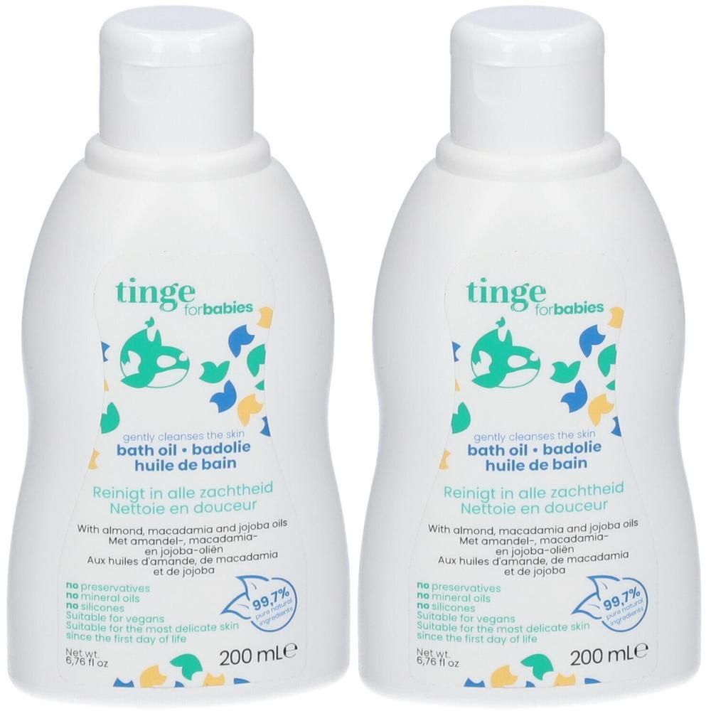 Twee witte flessen Tinge baby badolie met gekleurde spetters op het etiket.