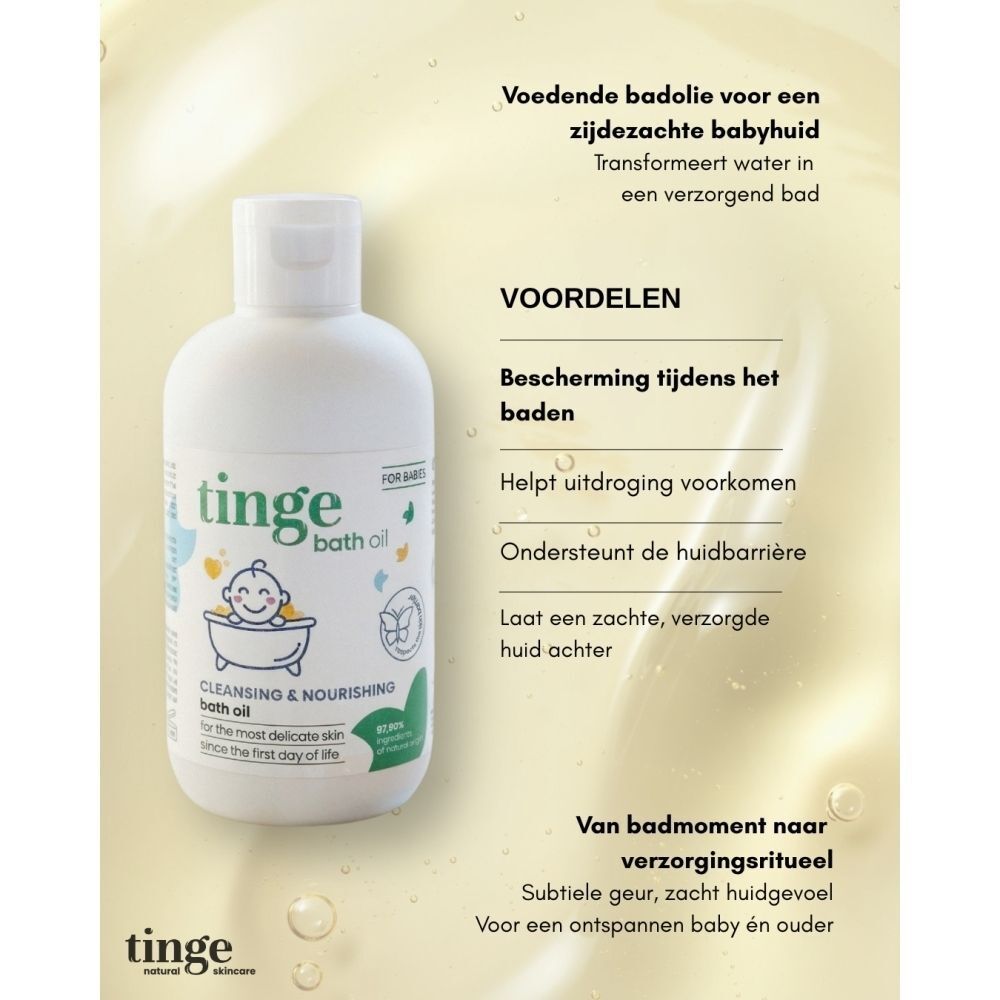 Een fles Tinge baby badolie met een informatieblad waarop voordelen en ingrediënten staan.