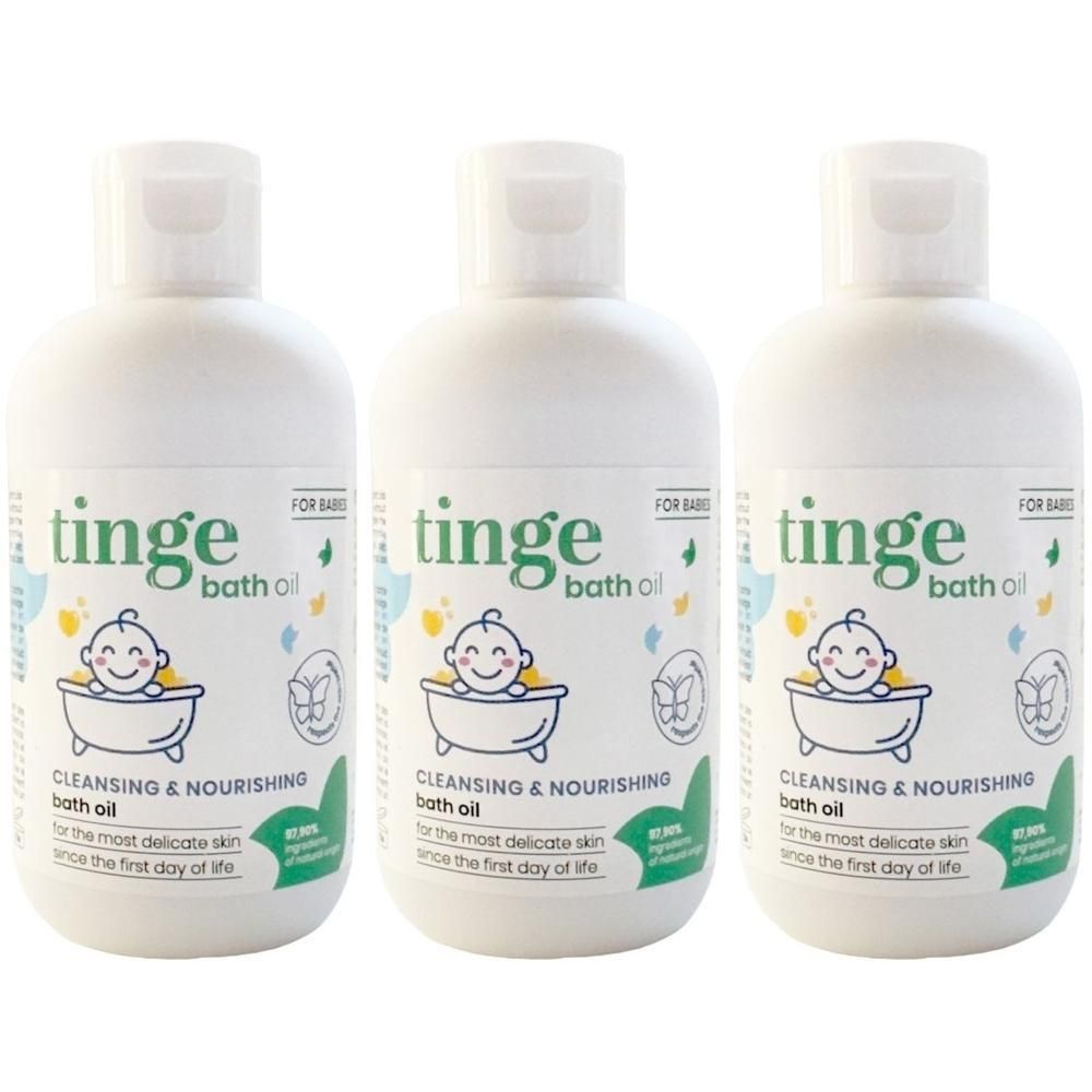 Drie flessen Tinge baby badolie met etiket van een baby in bad.