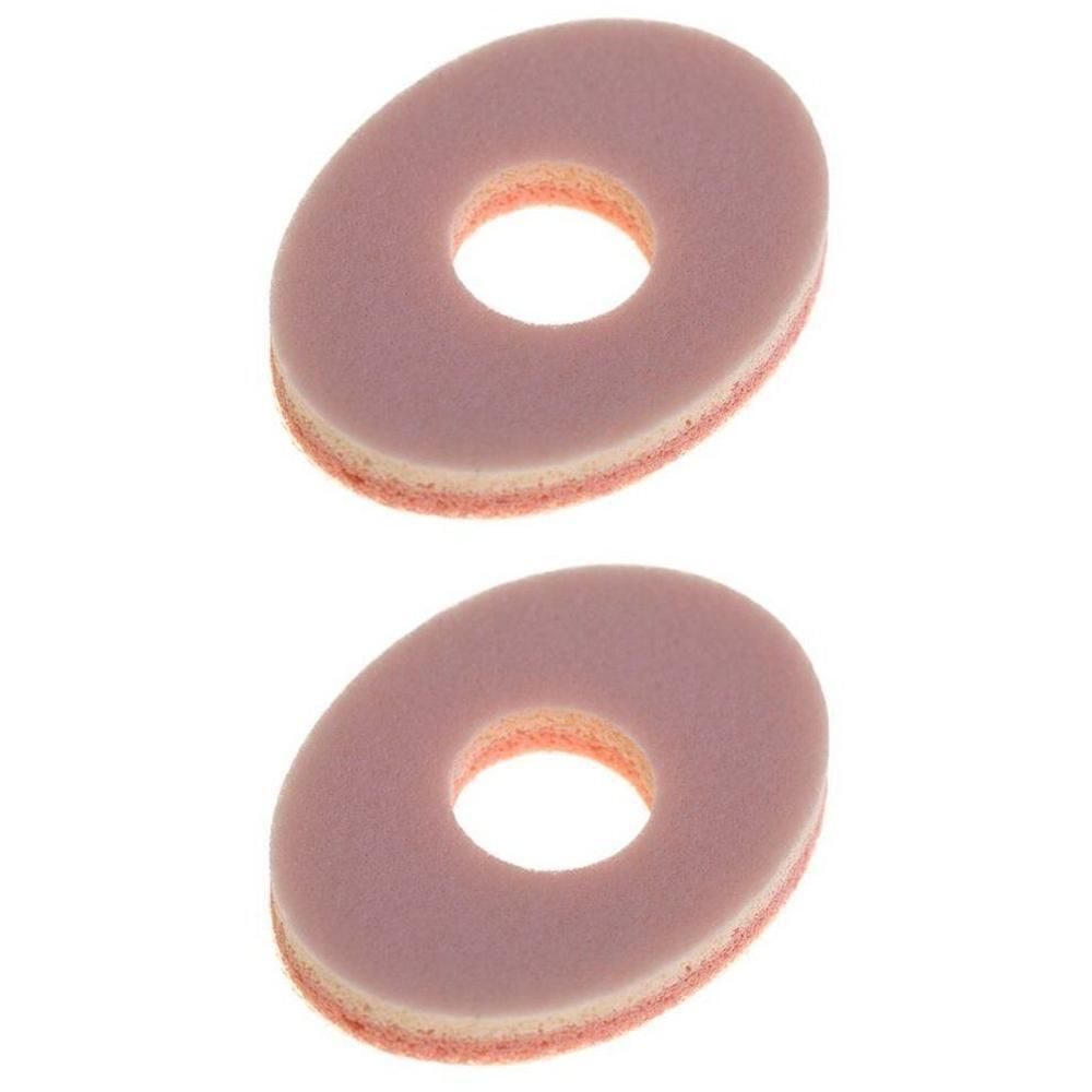 Deux protecteurs de talon ovales en mousse avec un trou au centre.